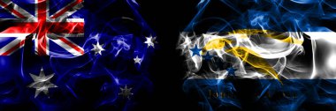 Avustralya bayrakları, Avustralya, Amerika Birleşik Devletleri, Amerika, ABD, Amerikan, Johnston Mercan. Duman bayrağı siyah arkaplanda yan yana yerleştirildi. 
