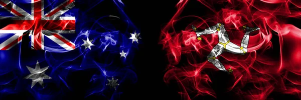 オーストラリアの旗 オーストラリア対イギリス イギリス イギリス マン島 黒地に煙旗を並べて — ストック写真