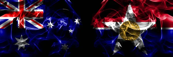 オーストラリアの旗 オーストラリア対アメリカ アメリカ アメリカ アメリカ アメリカ ダラス イリノイ州 黒地に煙旗を並べて — ストック写真