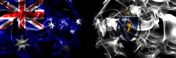 オーストラリアの国旗 オーストラリア対アメリカ アメリカ アメリカ アメリカ マサチューセッツ州 黒地に煙旗を並べて — ストック写真