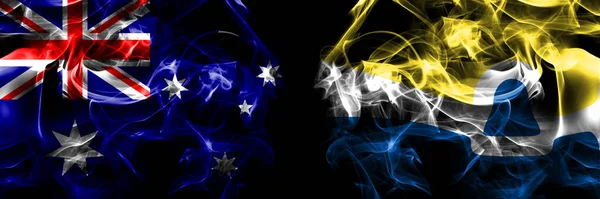 オーストラリアの国旗 オーストラリア対アメリカ アメリカ アメリカ アメリカ アメリカ サンルイスオビスポ カリフォルニア 黒地に煙旗を並べて — ストック写真
