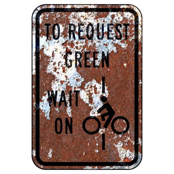 古い錆びたアメリカの道路標識 オンラインで緑の待ち時間を要求する自転車 — ストック写真