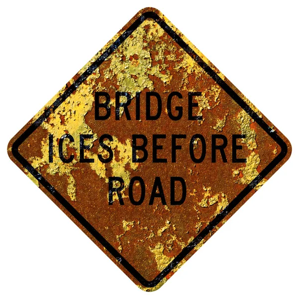 Старый Ржавый Американский Дорожный Знак Мост Льдов Перед Дорогой — стоковое фото