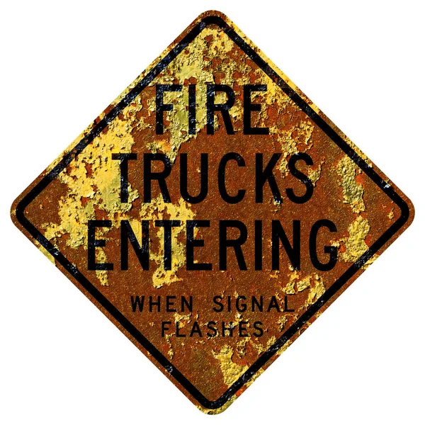 Старый Ржавый Американский Дорожный Знак Пожарные Машины Въезжают Сигнал Мигает — стоковое фото
