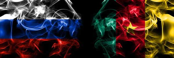 Rusko Rusko Proti Kamerunu Kamerunské Vlajky Kouřový Prapor Umístěný Vedle — Stock fotografie