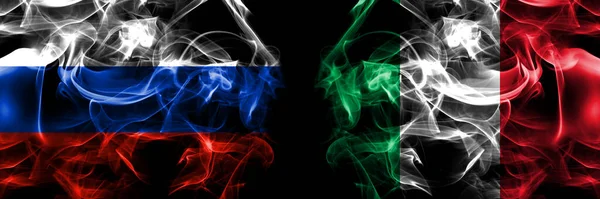 Rusya Rus Talya Karşı Talyan Bayrakları Siyah Arkaplanda Yan Yana — Stok fotoğraf