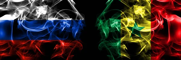 俄罗斯 俄罗斯对塞内加尔国旗 在黑色背景下并排隔离的烟雾旗 — 图库照片