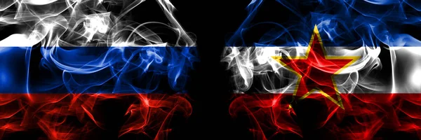 Ryssland Ryssland Mot Jugoslavien Jugoslaviska Flaggor Rök Flagga Placerad Sida — Stockfoto