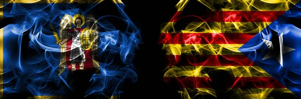 Kijów Kontra Katalonia Katalonia Katalonia Hiszpania Flagi Dymu Umieszczone Obok — Zdjęcie stockowe