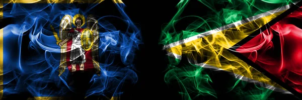 Kiew Kiew Gegen Guyana Flagge Rauchfahnen Nebeneinander Isoliert Auf Schwarzem — Stockfoto