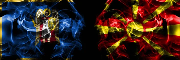 Kiew Kiew Gegen Mazedonien Mazedonische Flagge Rauchfahnen Nebeneinander Isoliert Auf — Stockfoto