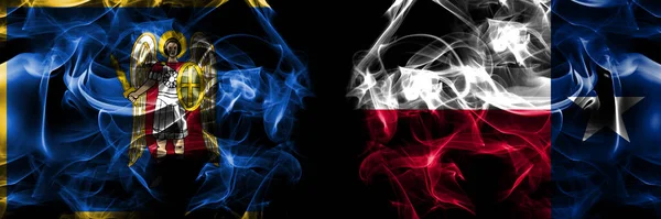 基辅对美利坚合众国 得克萨斯州的国旗 在黑色背景下肩并肩放置的烟雾旗 — 图库照片