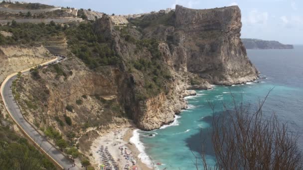 Der wilde Strand der felsigen Berge — Stockvideo