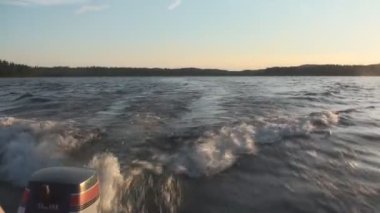 bir Nehri üzerinde tekne gezisi