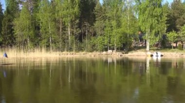 bir Nehri üzerinde tekne gezisi