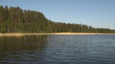 bir Nehri üzerinde tekne gezisi