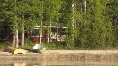 bir teknede sahile gidiyor