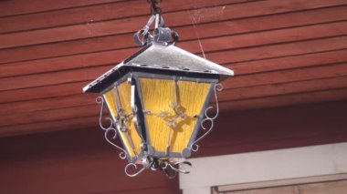 eski asılı ışık