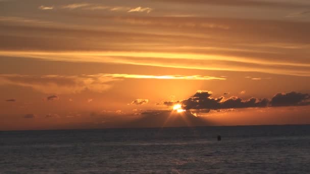 Gouden zonsopgang boven de zee — Stockvideo