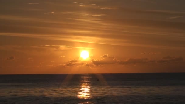 Gouden zonsopgang boven de zee — Stockvideo