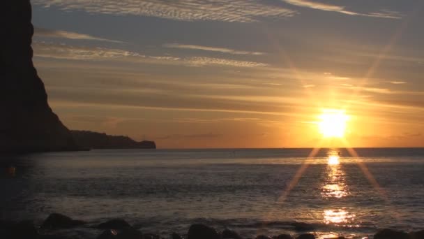 Золотой рассвет над морем — стоковое видео