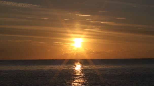 Gouden zonsopgang boven de zee — Stockvideo