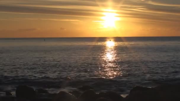 Золотий схід сонця над морем — стокове відео