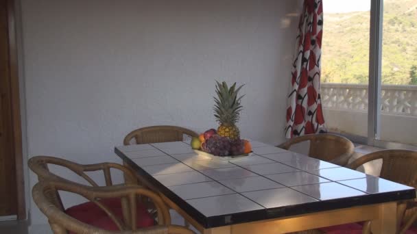 Fruits frais sur une table — Video