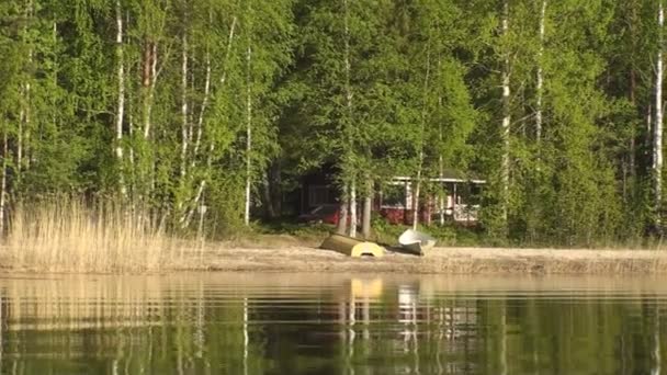 Paseo en barco por un río — Vídeo de stock