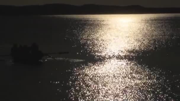 Barco en la noche — Vídeo de stock