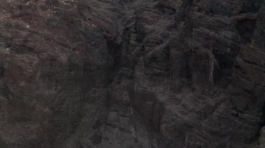 El Hierro, Kanarya Adaları 'ndaki Las Playas Atlantik Okyanusu kıyılarında bulunan farklı oluşum katmanlarını gösteren, dik yamaçlara doğru uzun bir iniş.