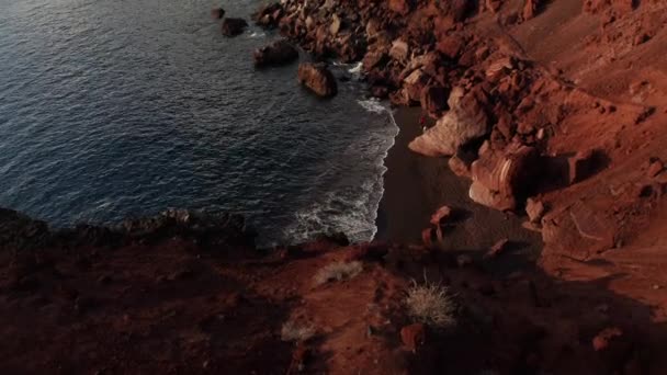 Aerial Dolly Luta Upp Över Små Ljusa Röda Rostiga Sandstrand — Stockvideo