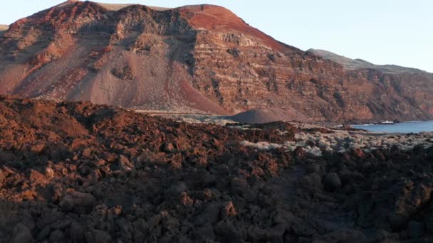 Dolly Aéreo Lentamente Sobre Marrom Preto Solidificado Paisagem Lava Vulcânica — Vídeo de Stock