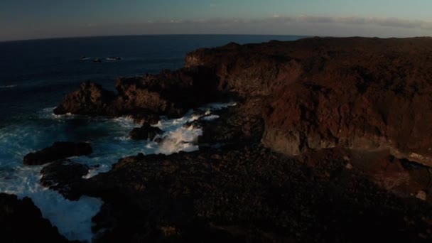 Dolly Aéreo Costa Rocosa Lava Marrón Endurecida Oleaje Oceánico Que — Vídeos de Stock