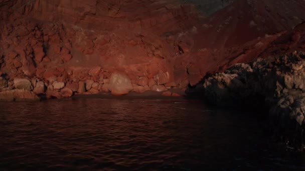 Darsena Aerea Nascosta Piccola Spiaggia Rossa Brillante Con Frammenti Roccia — Video Stock