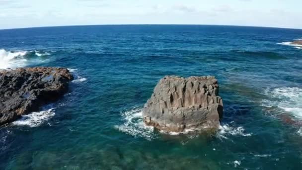 Arco Aéreo Rodado Alrededor Una Pequeña Isla Columnas Basalto Océano — Vídeos de Stock