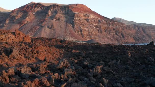 Hierro Adasının Kızıl Küllü Dağının Arka Planında Uzun Gölgeli Batan — Stok video