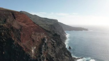 Atlas Okyanusu kıyısındaki Burgonya küllü uçurumlara yakın hava kulesi Hierro adası platosunun kayalık seviyesindeki siyah lav platosuna geçiş yapıyor.