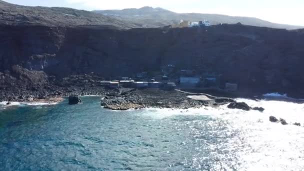 Aerial Dolly Över Atlanten Och Ovanför Tungan Stelnade Flöden Lava — Stockvideo