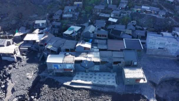 Lehajtható Felemelhető Elhagyatott Halászfalu Pozo Las Calcosas Fölé Vulkáni Kőfalakkal — Stock videók