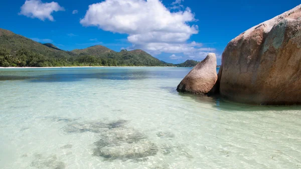 Anse Gouvemement Beach em Praslin, Seychelles — Fotografia de Stock