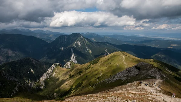 Tatry dağlara manzarası ve trekking czerwone wierchy — Stok fotoğraf