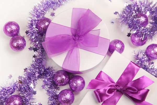 Violet Kerstmis presen — Stockfoto