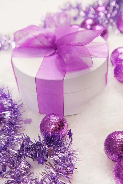 Фіолетовий Різдво предста — стокове фото