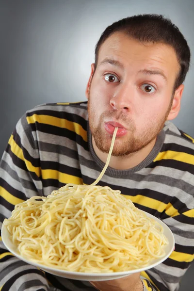 Man och pasta — Stockfoto