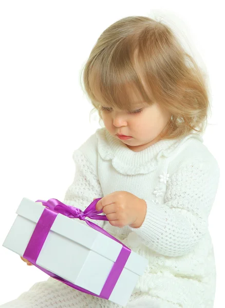 Mädchen mit Geschenk — Stockfoto