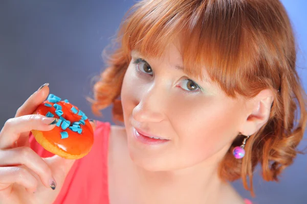 Цветные пончики — стоковое фото