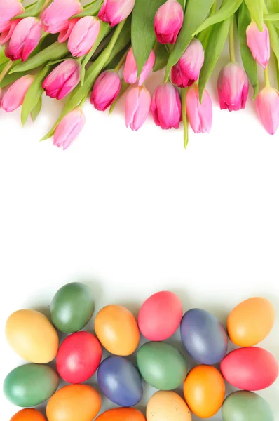 Uova di Pasqua e tulipani — Foto Stock