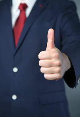 bir başparmak yukarı