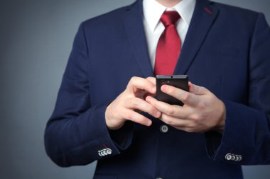 takım elbise ve telefon